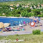 Daire Ferienwohnung-roncevic-nur-50-m-vom-meer *