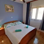 Ferienwohnung-roncevic-nur-50-m-vom-meer Apartman