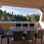 Ferienwohnung-roncevic-nur-50-m-vom-meer Apartman Maslenica