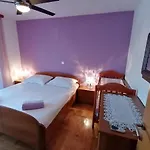 Ferienwohnung-roncevic-nur-50-m-vom-meer 公寓 马斯莱尼察