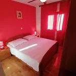 Ferienwohnung-roncevic-nur-50-m-vom-meer 公寓