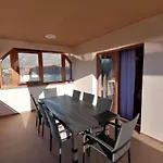 Ferienwohnung-roncevic-nur-50-m-vom-meer 公寓 马斯莱尼察