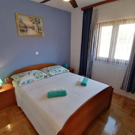 Ferienwohnung-roncevic-nur-50-m-vom-meer 아파트