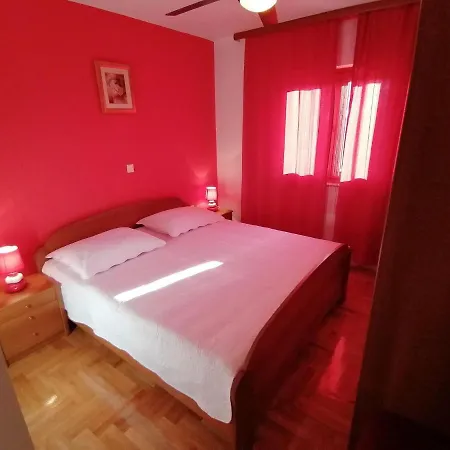 Ferienwohnung-roncevic-nur-50-m-vom-meer 아파트
