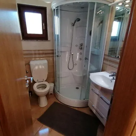 Ferienwohnung-roncevic-nur-50-m-vom-meer