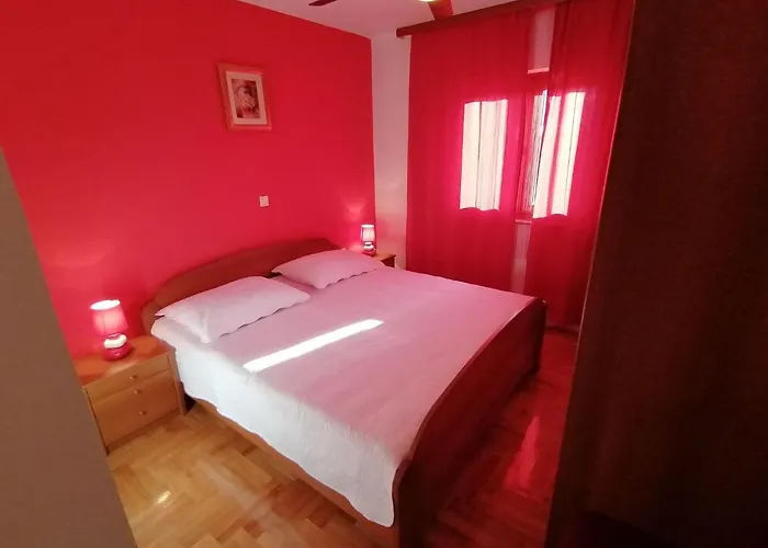 Ferienwohnung-roncevic-nur-50-m-vom-meer Apartman